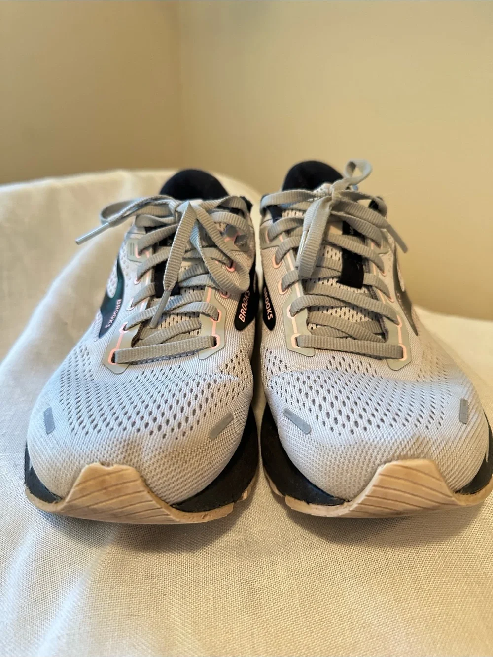 Brooks Adrenaline GTS 22 Women’s Running Shoes Gray Rose 8.5 Athletic Neutral